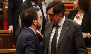 El líder del PSC, Salvador Illa, parlant amb el president de la Generalitat, Pere Aragonès, al ple del Parlament.