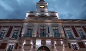 Fachada de la Real Casa de Correos iluminada, a 2 de agosto de 2022, en Madrid