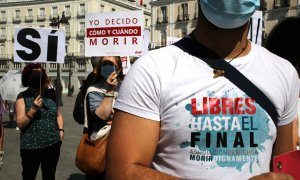 La asociación Derecho a Morir Dignamente (DMD) se concentra en Madrid para celebrar la aprobación de la Ley de Eutanasia (Archivo), a a 25 de junio de 2021.