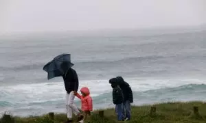 Una familia pasea por la costa de Ferrol con el temporal Nelson. 27/03/2024