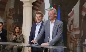 El presidente de la Xunta de Galicia, Alfonso Rueda, junto al líder del PP, Alberto Núñez Feijóo, durante la clausura el acto de presentación de la 'Declaración de Córdoba' en el Palacio de Congresos, a 10 de marzo de 2024 en Córdoba