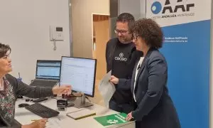 Los diputados de Adelante, José Ignacio García y Maribel Mora, presentando la denuncia.