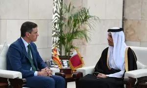 El presidente del Gobierno, Pedro Sánchez, junto al primer ministro y ministro de Asuntos Exteriores del Estado de Catar, Mohamed bin Abdulrahman al Zani.