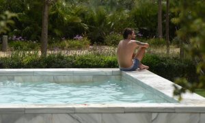 Un hombre en el borde de una piscina de València, a 12 de agosto de 2021.