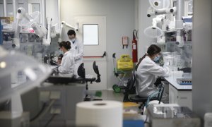 Varios trabajadores en el laboratorio de la fábrica de Reig Jofre, en Barcelona, Catalunya, a 26 de marzo de 2021.