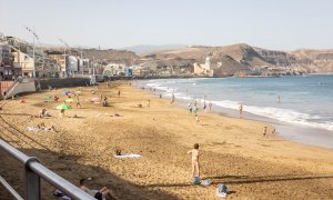 Varias personas en una playa de Las Palmas de Gran Canaria, a 11 de octubre de 2023.