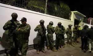 Integrantes de un cuerpo élite de la Policía ecuatoriana irrumpen en la Embajada de México este viernes en Quito (Ecuador)