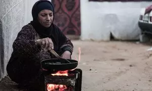 Una mujer cocinando en un campo de refugiados en Deir al-Balah, en la zona central de la Franja de Gaza, a 13 de marzo de 2024