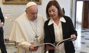 El papa Francisco y Francina Armengol, ojean un libro durante la audiencia celebrada este sábado, 6 de abril de 2024, en el Vaticano.