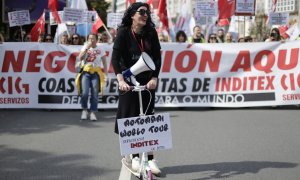 Las trabajadoras y los trabajadores de las tiendas del grupo Inditex se manifiestan el 7 de abril de 2024 en las calles del centro de A Coruña (Galicia)