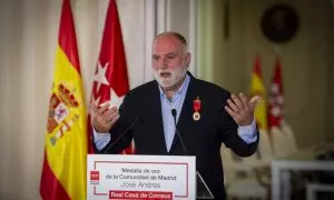 José Andrés interviene tras recibir la Medalla de Oro por parte de la presidenta de la Comunidad de Madrid, en la Real Casa de Correos, el 1 de julio de 2022, en Madrid (España).