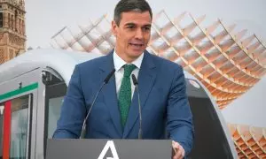 El presidente del Gobierno, Pedro Sánchez, interviene durante la colocación de la primera piedra de las obras del primer subtramo del tramo norte de la línea tres del metro en el barrio de Pino Montano, a 8 de abril de 2024 en Sevilla