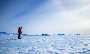 Un investigador del estudio recoge muestras de meteoritos en la Antártida durante una misión de campo.