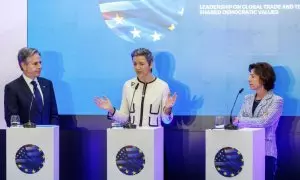 El secretario de Estado de Estados Unidos, Antony Blinken, la vicepresidenta ejecutiva de la Comisión Europea, Margrethe Vestager y la secretaria de Comercio de Estados Unidos, Gina Raimondo el 5 de abril de 2024.