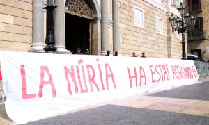 Una pancarta a les portes de la Generalitat a mitjans de març recorda l'assassinat de la cuinera a la presó de Mas d'Enric