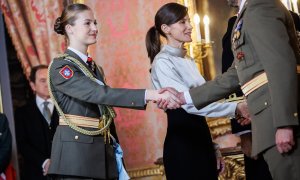 La princesa Leonor y la reina Letizia durante la recepción a las autoridades en la Pascua Militar.