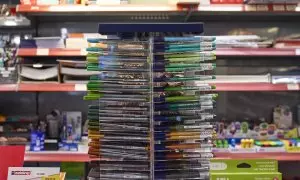 Bolígrafos de colores en una tienda. Imagen de archivo.