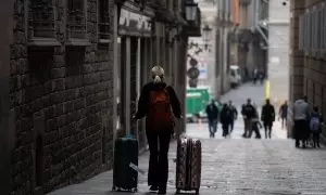 10/04/2024 Una persona camina con dos maletas, a 22 de febrero de 2024, en Barcelona, Catalunya.