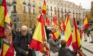 Un grupo con banderas franquistas en una concentración para recordar al dictador, a 21 de noviembre de 2021.