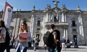 Estudiantes acuden a la universidad de Sevilla, antiguo Colegio de Santa María de Jesús.