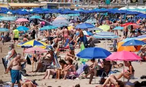 Una playa de Sitges (Barcelona) masificada por el modelo vacacional que pronto puede afectar a la costa cántabra, a 14 de abril de 2024. — REUTERS/Albert Gea