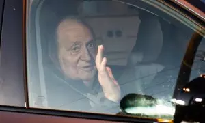 El rey emérito Juan Carlos I saluda a su llegada a Sanxenxo, a 13 de marzo de 2024.