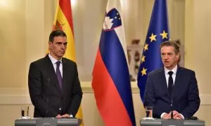El presidente del Gobierno de España, Pedro Sánchez, y el primer ministro esloveno, Robert Golob, conversan durante la conferencia de prensa tras su reunión en Liubliana, Eslovenia, el 16 de abril de 2024.