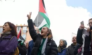 Varias personas asisten una concentración y acto cultural en apoyo al pueblo palestino en Madrid, a 30 de marzo de 2024.