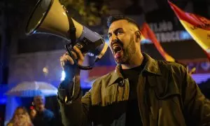 Un hombre con un altavoz durante una manifestación contra Pedro Sánchez.