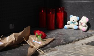 Flors, espelmes i peluixos en record de les víctimes del triple homicidi del Prat de Llobregat.