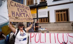 Imagen de archivo de una mujer durante una protesta contra el turismo descontrolado en Canarias.