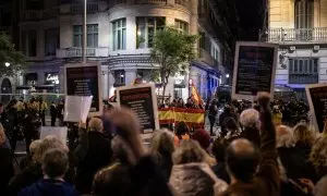 Decenas de personas durante una concentración frente a la Jefatura de Policía Nacional de Via Laietana, a 7 de noviembre de 2023, en Barcelona
