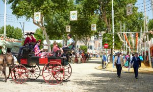 Sábado o lunes de 'pescaíto' en la Feria de Abril, un debate entre el retorno a la tradición y la apertura al turismo