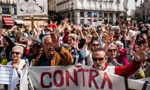 Decenas de personas durante la cadena humana por la sanidad pública, en la Puerta del Sol, a 7 de abril de 2024, en Madrid (España).