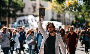 Manifestantes participan en una movilización del sector educativo contra el gobierno del presidente Javier Milei este martes en Buenos Aires (Argentina).