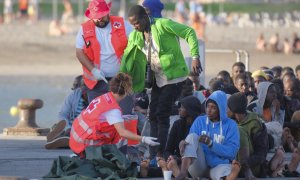 Salvamento rescata a un centenar de migrantes en un cayuco en Tenerife, a 20 de abril de 2024