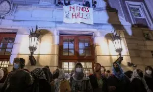 Estudiantes de la Universidad de Columbia crean barricadas frente a uno de los edificios del centro en protesta por el genocidio palestino, a 30 de abril de 2024.