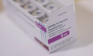 AstraZeneca admite que su vacuna contra el Covid puede provocar trombosis en "casos muy raros"
