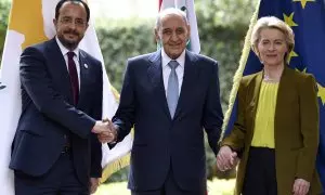 La presidenta de la Comisión Europea, Ursula von der Leyen, junto al presidente de Chipre y al presidente del parlamento de Líbano.