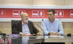 02/05/2024 José Félix Tezanos y Pedro Sánchez en la constitución del patronato de la Fundación Pablo Iglesias en 2017.