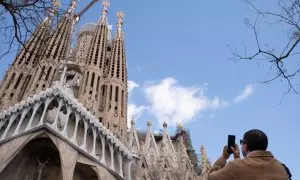 03/05/2024 Un turista saca una foto junto a la Sagrada Familia, en Barcelona, Catalunya, a 15 de marzo de 2024.