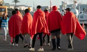 Personal de Salvamento Marítimo atiende a migrantes rescatados en Canarias.
