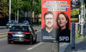 Un cartel electoral que muestra a los candidatos principales del Partido Socialdemócrata de Alemania (SPD), Matthias Ecke y Katarina Barley, para las próximas elecciones al Parlamento Europeo.