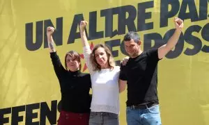 La candidata de la CUP, Laia Estrada (centro), junto a  Laure Vega (izquierda) y a Xavier Pellicer (derecha), el 5 de mayo de 2024, en Sabadell (Barcelona).