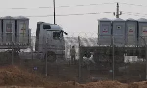 Camiones humanitarios esperan en fila en el lado egipcio de la frontera, cerca del paso fronterizo de Kerem Shalom, en la frontera sur de Israel con la Franja de Gaza, el 25 de abril de 2024.