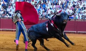 El torero David Fandila "El Fandi" tortura un animal hasta su extenuación en Sevilla, a 21 de abril de 2024.