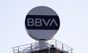 El logo de BBVA en lo alto de un edificio en Barcelona. REUTERS/Nacho Doce