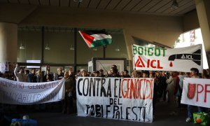 Estudiantes protestan en la Universitat de Barcelona para apoyar al pueblo palestino, a 6 de mayo de 2024.