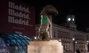 La estatua de El Oso y el Madroño de Madrid, con un pañuelo verde.