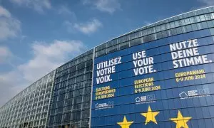 Un cartel gigante que anuncia las próximas elecciones europeas, pegado en la fachada del edificio del Parlamento Europeo, en Estrasburgo, Francia, a 8 de mayo de 2024.